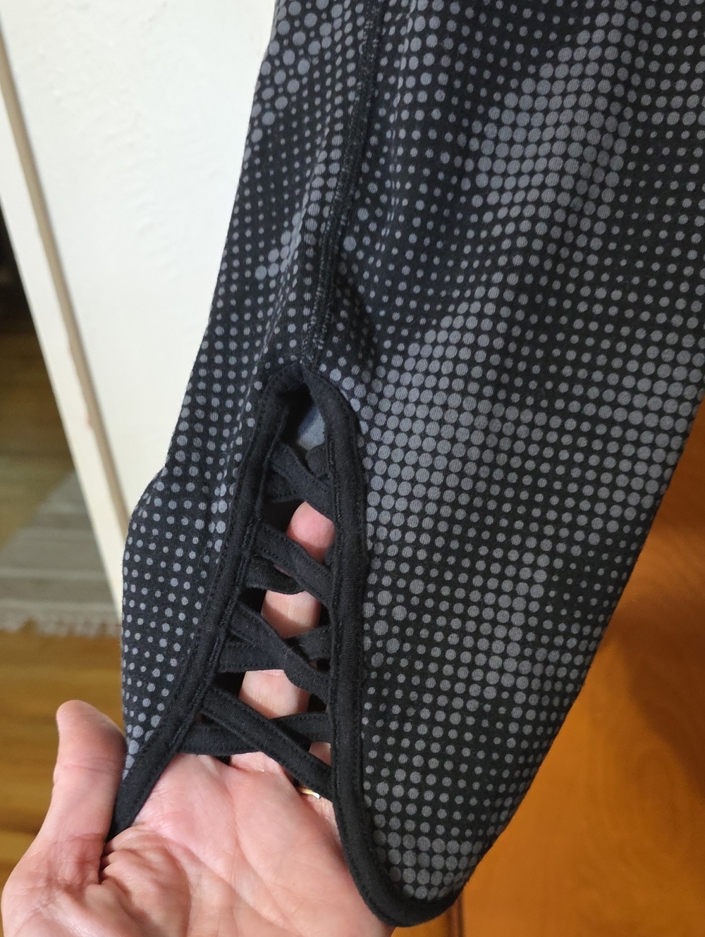 Black Geometric Capri Active Leggings for Women - Picture 3 of 6